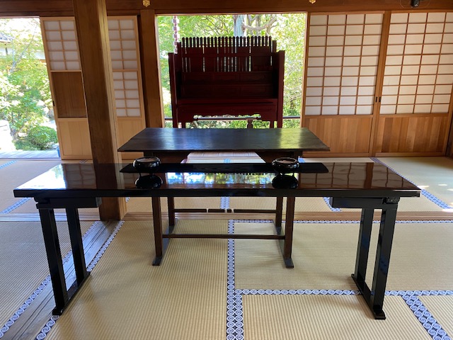 本堂の施餓鬼壇前